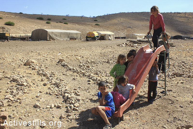 ילדות פלסטיניות משחקות ליד מגלשה בכפר סאמרה, בקעת הירדן, הגדה המערבית, 30 מאי, 2012. אחמד אל-באז/אקטיבסטילס