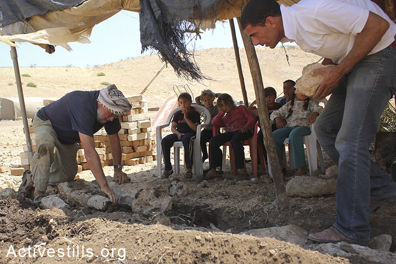 אקטיביסטים עוזרים לבנות בית ספר לילדים בכפר סאמרה, בקעת הירדן, הגדה המערבית, 30 מאי, 2012. אחמד אל-באז/אקטיבסטילס