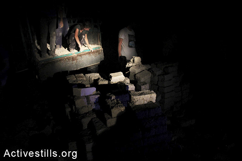 אקטיביסטים בונים את בית הספר בלילה בשל החום הכבד של הקיץ, סאמרה, בקעת הירדן, הגדה המערבית, 24 אוגוסט, 2014. אחמד אל-באז/אקטיבסטילס