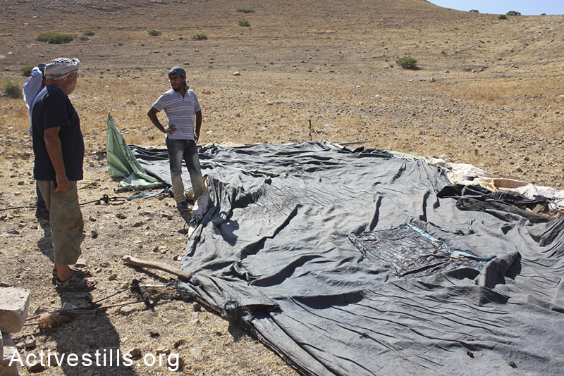 אקטיביסטים מתכננים את תחילת בניית בית הספר בכפר סאמרה, בקעת הירדן, הגדה המערבית, 30 מאי, 2012. אחמד אל-באז/אקטיבסטילס