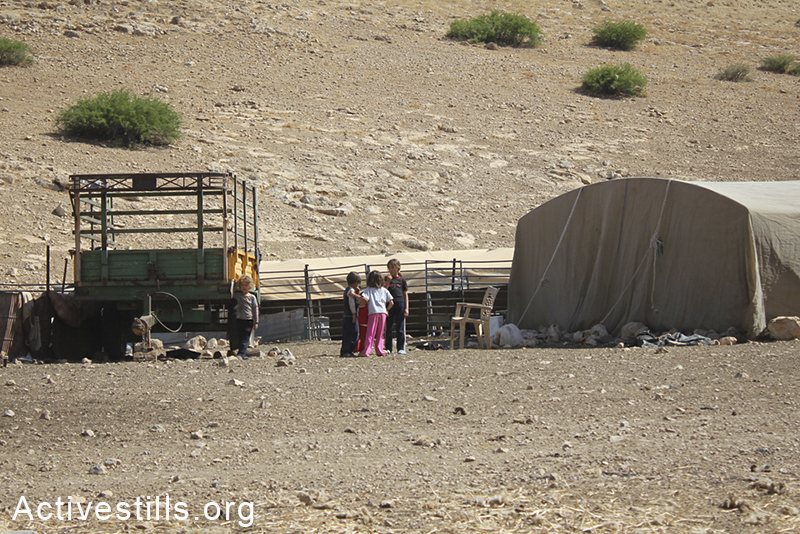 ילדים משחקים בכפר סאמרה, בקעת הירדן, הגדה המערבית, 30 מאי, 2012. אחמד אל-באז/אקטיבסטילס