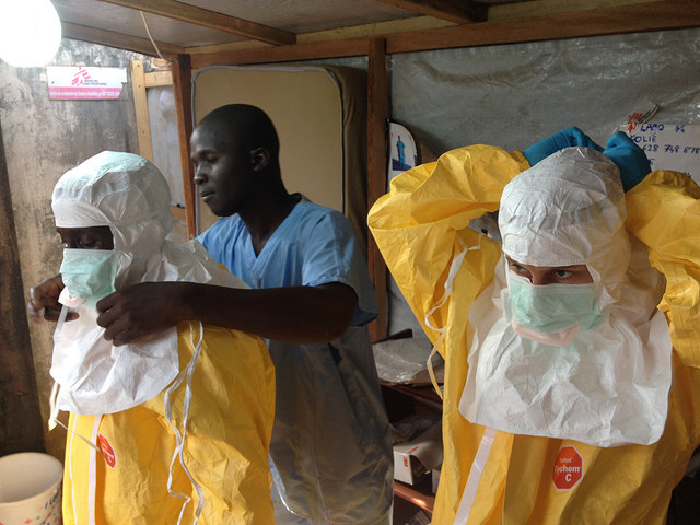 אבולה: צוותי רפואה בגינאה, לא המשוונית (European Commission DG ECHO CC BY-ND 2.0)