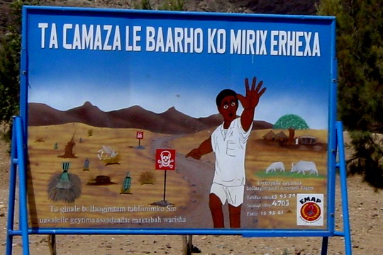 שלט אזהרה ממוקשים מחוץ למחנה פליטים על גבול אריתריאה (Roberto Maldeno CC BY-NC-ND 2.0)