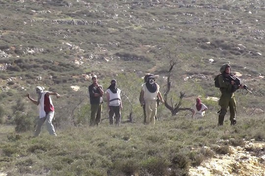 מתנחלים רעולי פנים תוקפים פלסטינים מכפר עוריף בליווי חיילים (יש דין)