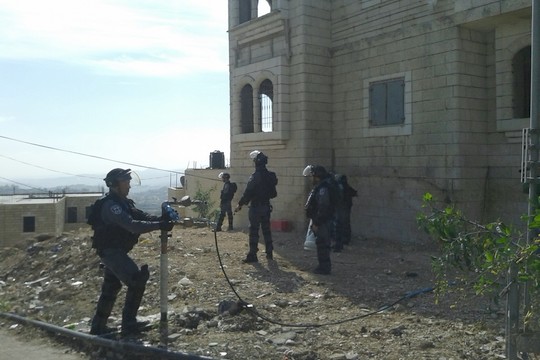 כוחות ביטחון מסביב לבתי המשפחות בג'בל מוכבר (צילום: אורלי נוי)