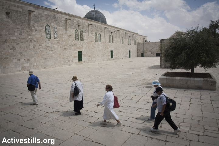 סיור של אנשי תנועת הר הבית בין המסגדים, 2009 (אורן זיו / אקטיבסטילס)