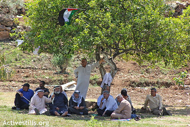 חקלאים בפעולת מחאה על קרקע בבעלותם (אחמד אל-באז / אקטיבסטילס)
