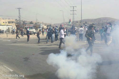 המשטרה מפזרת באמצעות רימוני הלם מפגינים במחסום חיזמה. (צילום: אורן זיו/אקטיבסטילס)
