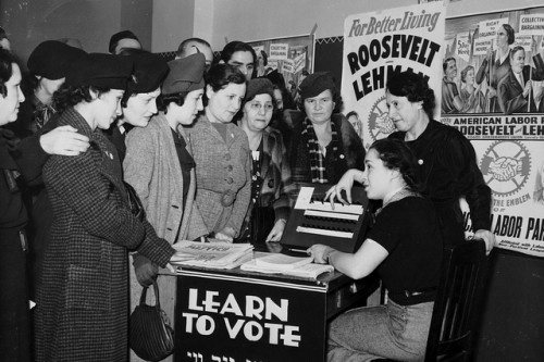 חברות מפלגת הלייבור האמריקנית מדריכות נשים להצביע, 1935. (Kheel Center, https://creativecommons.org/licenses/by/2.0/)