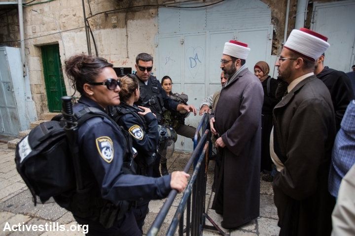 שוטרים מונעים ממתפללים מוסלמים להגיע לאל-אקצא (פאיז אבו-רמלה / אקטיבסטילס)
