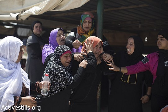 נשים מהכפר הבלתי מוכר אל עראקיב בוכות על ביתן, ששוב נהרס על ידי המדינה, 12 ביוני 2014 (אקטיבסטילס)