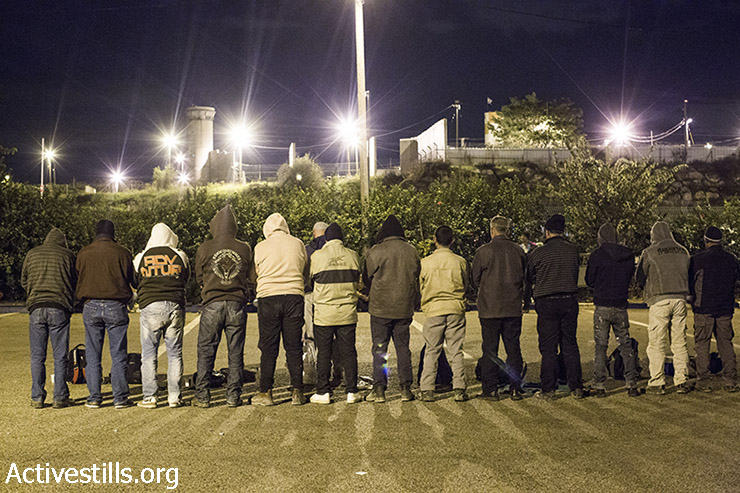 פועלים מתפללים במחסום שער אפרים (קרן מנור / אקטיבסטילס)