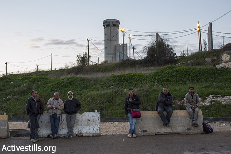 עובדים מחכים להסעה מחוץ למחסום שער אפרים (קרן מנור / אקטיבסטילס)