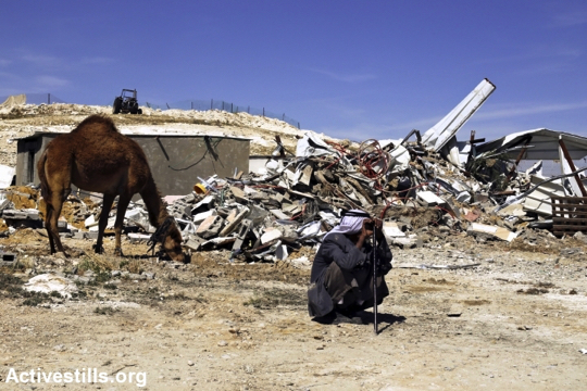 תושב הכפר הבדואי הבלתי מוכר ואדי אל-נעם יושב ליד הריסות ביתו, 18.05.2014 (מרייקה לאוקן/אקטיבסטילס)