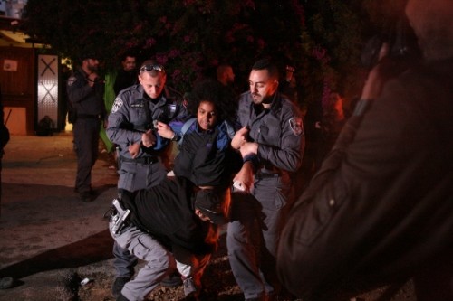 שוטרים גוררים פעילה. גבעת עמל (חגי מטר)