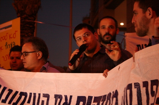 מתן חודורוב בהפגנה עובדי ערוץ 10 (חגי מטר)