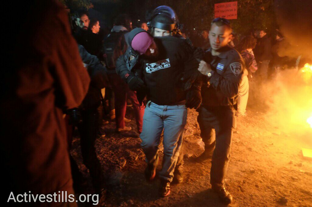 משטרה מפנה בכוח תושב, פינוי בגבעת עמל, תל אביב, 29 דצמבר 2014. אקטיבסטילס