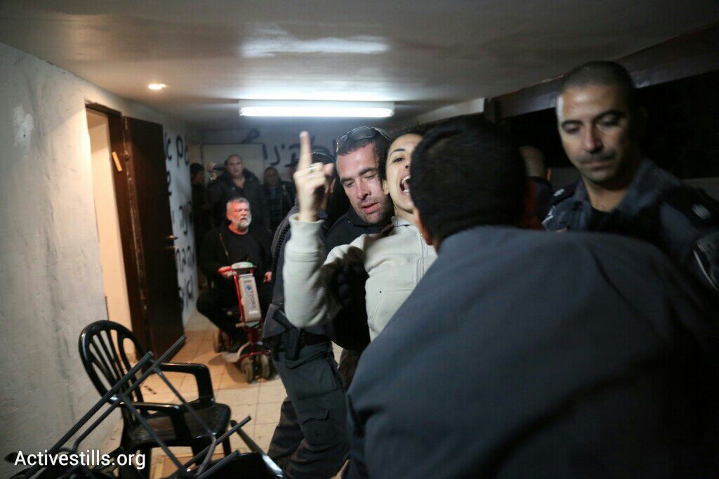 משטרה מפנה בכוח תושבת, פינוי בגבעת עמל, תל אביב, 29 דצמבר 2014. אקטיבסטילס