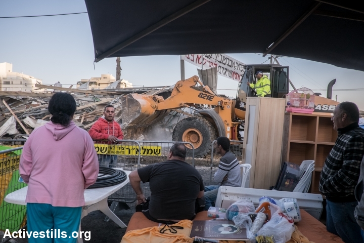 טרקטורים הורסים את שמונת הבתים בגבעת עמל, תל אביב, 29 דצמבר 2014. יותם רונן/אקטיבסטילס