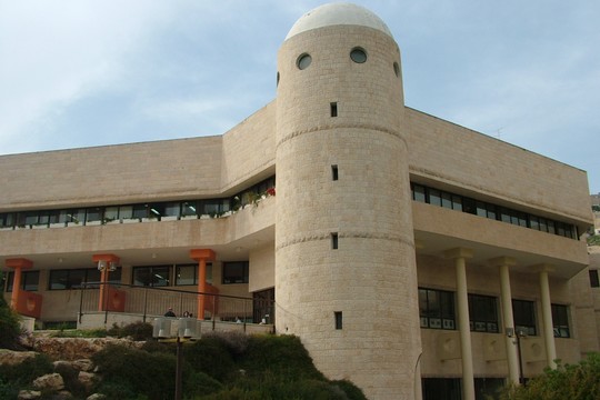 התיכון הישראלי למדעים ואומנויות. (מעלה היצירה, CC BY-SA 3.0)
