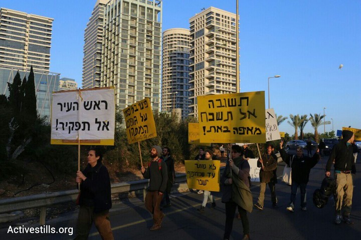 תושבים ופעילים חוסמים את איילון, לאחר הפינוי בגבעת עמל, תל אביב, 29 דצמבר 2014. אקטיבסטילס
