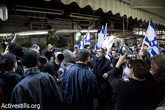 שוטרים הודפים את פעילות האנטיפה החוסמות את הדרך לפעילי ״עוצמה יהודית.״ (אקטיבסטילס)