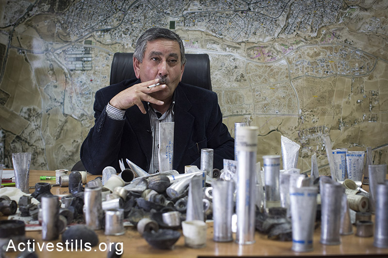 טאלאל אל-קריינוואי, ראש עיירית רהט, מציג לתקשורת את כמויות התחמושת שנורתה על המשתתפים בהלווית סמי אל-ג׳אאר, נגב, ישראל, 19 ינואר, 2015. אקטיבסטילס