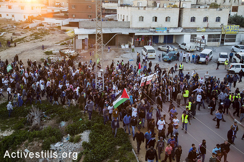 אלפים משתתפים בצעדת אזכרה לסמי אל-ג׳אר, 22, וסמי אל-זידנה, 42, אשר איבדו את חייהם בשל אלימות משטרתית, רהט, 20 ינואר, 2015. במהלך הצעדה מחו תושבי רהט על אלימות מופרזת המופעלת כלפיהם וזלזול בחייהם. אקטיבסטילס