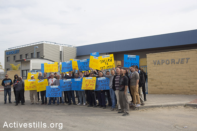 פועלים שובתים מחוץ למפעל ופורג'ט, אופקים, ישראל, 25 ינואר, 2015. אקטיבסטילס