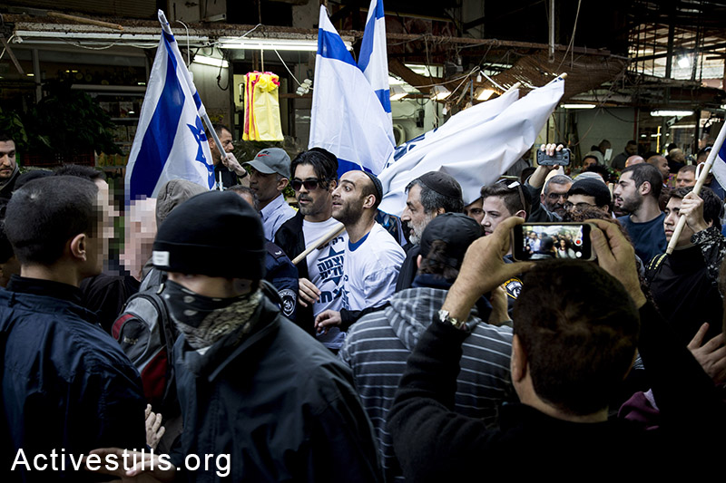פעילים במפלגתו של מיכאל בן-ארי נפגשים בפעילים אנטי-פשטיסטים במהלך סיבוב בחירות בשוק הכרמל, תל אביב, 23 ינואר, 2015. אקטיבסטילס