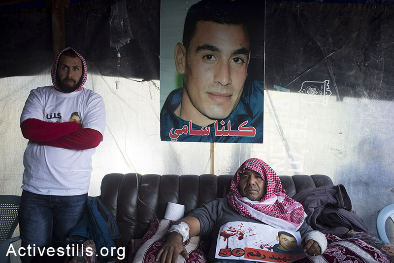 אביו של סמי אל-ג׳אר נראה באוהל האבלים לפני הלווית בנו, רהט, 18 ינואר, 2015. אל-ג׳אר נורה במהלך פשיטה על העיר רהט. התושבים הבהירו שהשימוש בכוח היה מוגזם ולא הכרחי. אקטיבסטילס