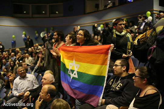 פעילות להטב״ק מניפות את דגל הגאווה במהלך כנס הבית היהודי (אקטיבסטילס)