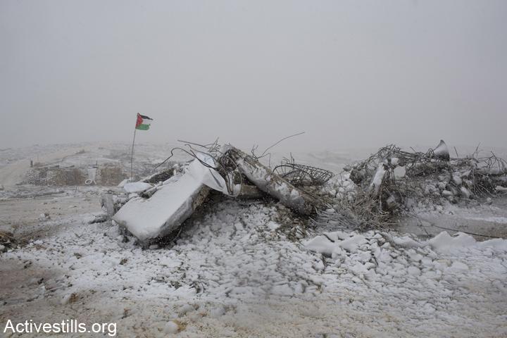 הריסות בתים בכפר הפלסטיני אל מופקרה מכוסות שלג. ינואר 2013 (אורן זיו / אקטיבסטילס)