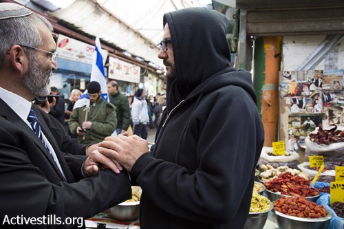 בן ארי ותומך, בשוק מחנה יהודה. צילום: קרן מנור/אקטיבסטילס