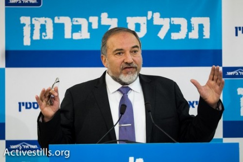 ליברמן מציג את הקמפיין שלו "אריאל לישראל, אום אל פאחם לפלסטין" (יותם רונן/אקטיבסטילס)