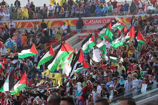 אוהדים פלסטינים במשחק הראשון של נבחרת פלסטין מול יפן (צילום: Nasya Bahfen פליקר CC BY-ND 2.0)