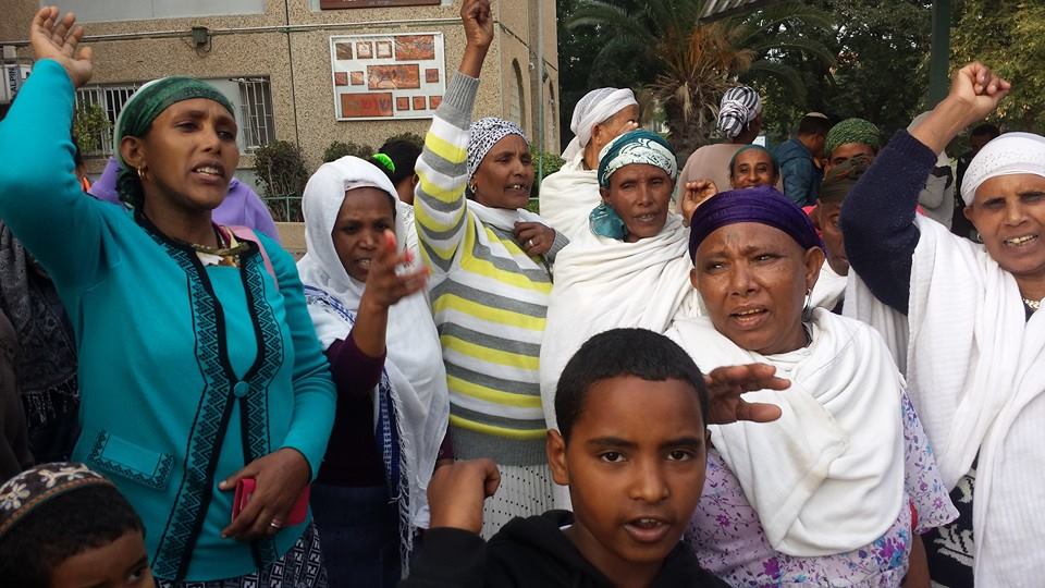 נשים עולות מאתיופיה מפגינות בחצר מרכז הקליטה צילום: אבי בלכרמן