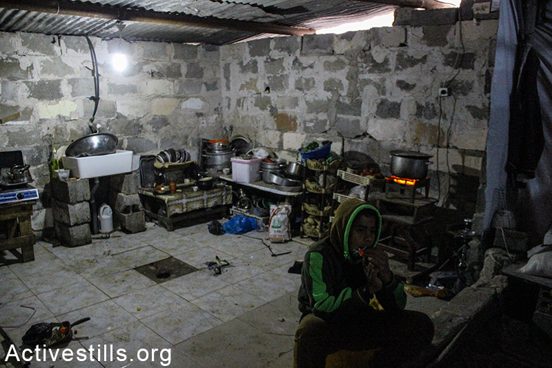צעיר בביתו בשכונת שג׳עיה, רצועת עזה, 11 פברואר, 2015. אן פאק / אקטיבסטילס