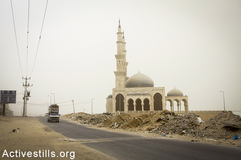 מסגד נראה במהלך סופת חול, רצועת עזה, 11 פברואר, 2015. אן פאק / אקטיבסטילס
