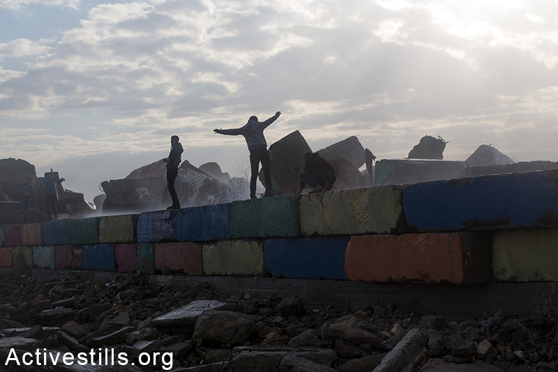 צעירים משחקים על שובר גלים, רצועת עזה, 12 פברואר, 2015. אן פאק / אקטיבסטילס