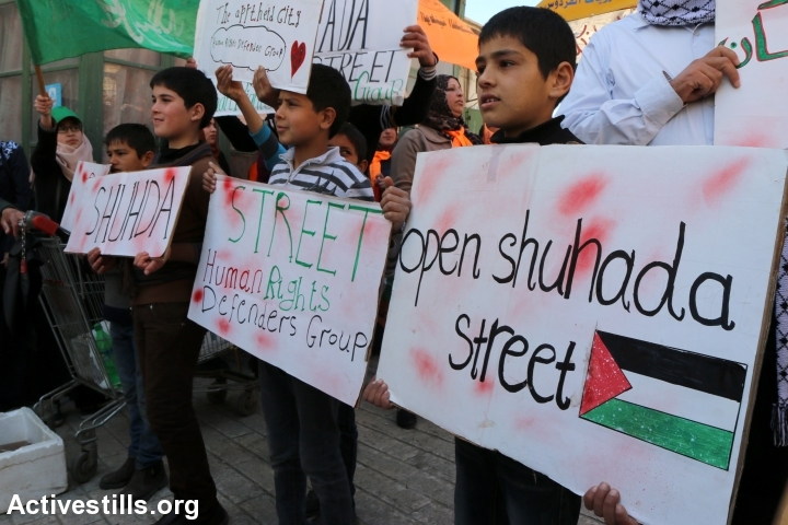 ילדים מפגינים לפתיחת רחוב השוהדא, חברון (אחמד אל-באז / אקטיבסטילס)
