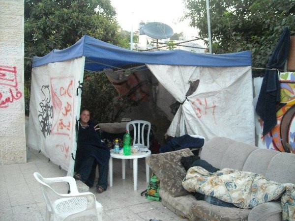 קיילה מולר באוהל מחאה בשייח' ג'ראח בירושלים, 2010 (צילום: ארגון הסולידריות הבינלאומי, ISM)