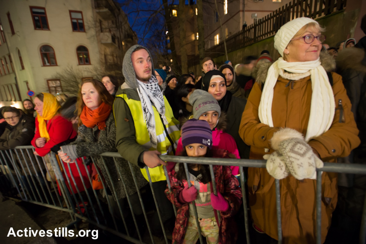 כאלף מוסלמים הגיעו לטבעת השלום סביב בית הכנסת באוסלו (ריאן רודריק ביילר / אקטיבסטילס)