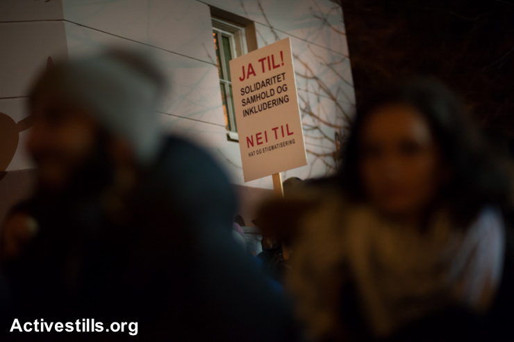 שלט באוסלו: "כן לסולידריות, אחדות והכלה, לא לשנאה ולסטיגמות" (ריאן רודריק ביילר / אקטיבסטילס)