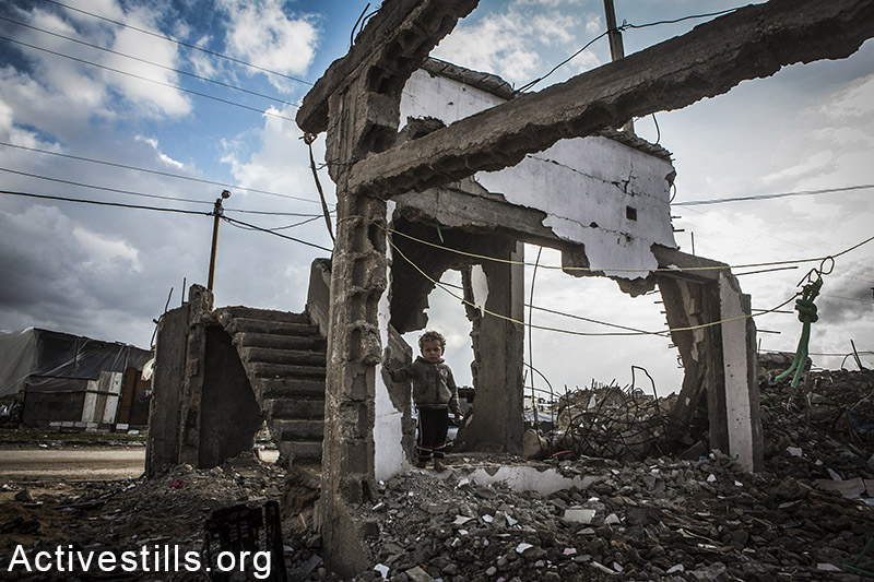 אחד מילדי המשפחה בין ההריסות, בית משפחת שאבארי, בית חנון, רצועת עזה, 18 פברואר, 2015. אקטיבסטילס