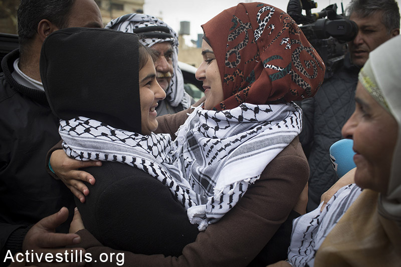 לאחר 44 יום בכלא הישראלי מלאכ אלח'טיב בת ה-14 חוזרת למשפחתה. בני משפחתה חיכו במחסום אל ג'בארה בטול כרם, לשם הועברה, וחגגו את שחרורה. פברואר 13, 2015. 