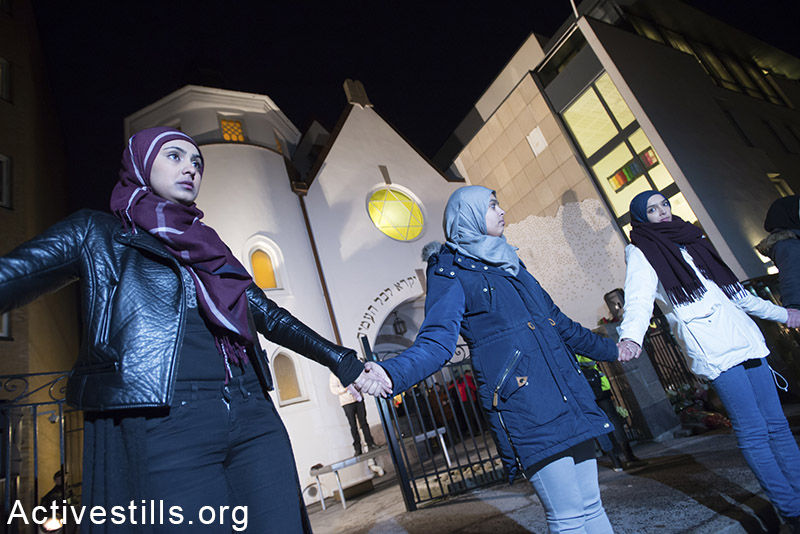 צעירות מוסלמיות מחזיקות ידיים מסביב לבית הכנסת באוסלו, כחלק מ"טבעת השלום" בסולידריות עם הקהילה היהודית בנורבגיה ובעקבות התקפות אנטי-יהודיות בדנמרק ובמקומות אחרים בארופה. עוד בנושא 