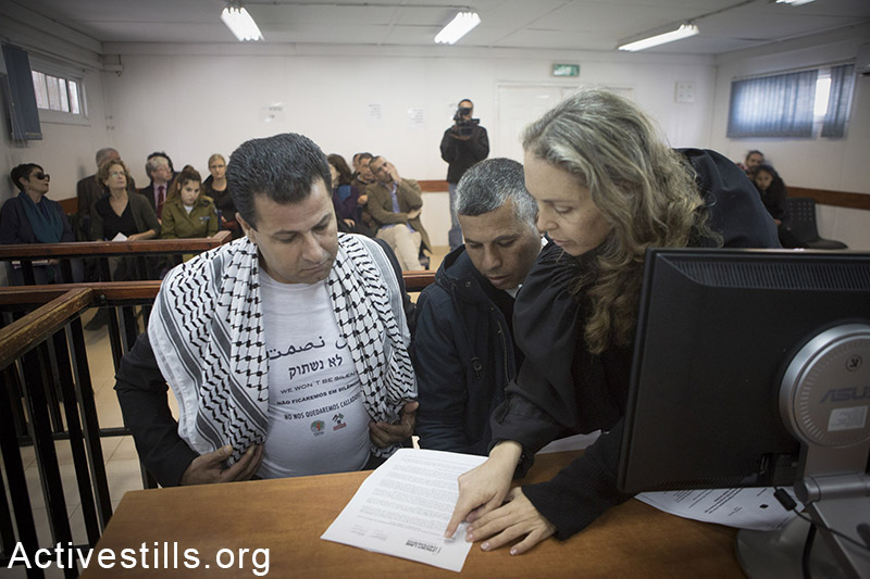 עו״ד גבי לסקי מדברת עם הפעיל הפלסטיני עבדאללה אבו רחמה, לפני משפטו בבית הדין הצבאי בעופר. 8 בפברואר, 2015. אבו-רחמה הורשע במשפט בהפרעה לחייל במילוי תפקידו, ויישלח ככל הנראה לתקופת מאסר של ארבעה חודשים לפחות.עוד בנושא