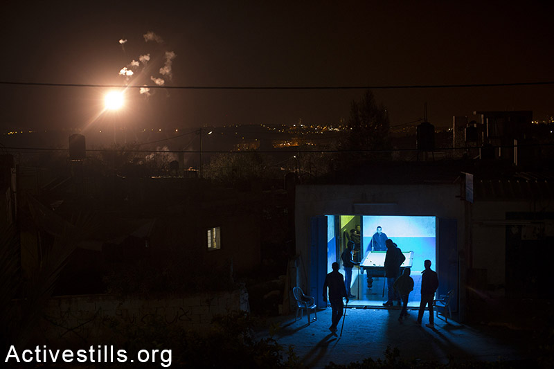 פלסטינים משחקים ביליארד בכפר בילעין, הגדה המערבית, 9 בפברואר, 2015.