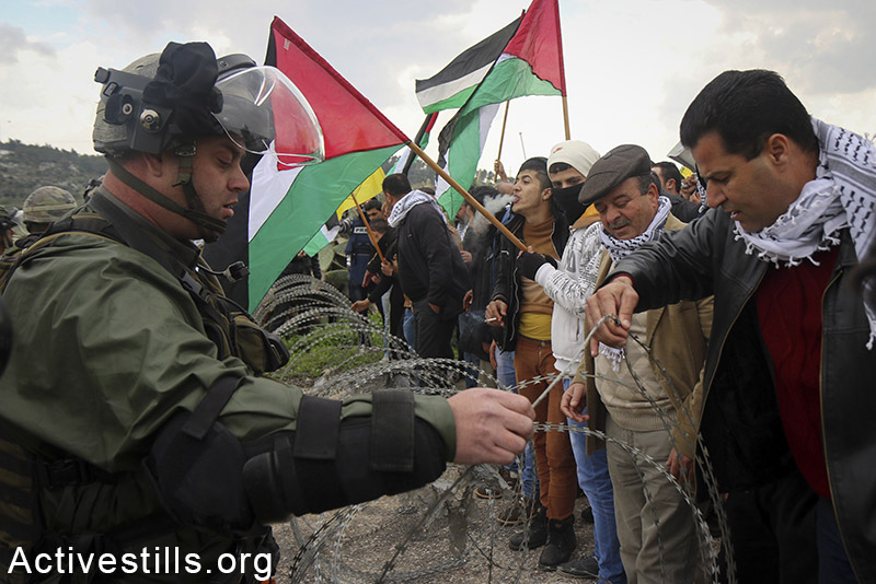 עבדאללה אבו רחמה, פעיל פלסטיני מצטרף לפלסטינים מהכפר עזון שבגדה המערבית במחאה על סגירת השער המזרחי של הכפר בגלל ההתנחלות הסמוכה, קרני שומרון. 14 בפברואר, 2015. השער, אשר נסגר בשנת 1990, שימש בעבר את התושבים למעבר לעיר שכם. עוד בנושא